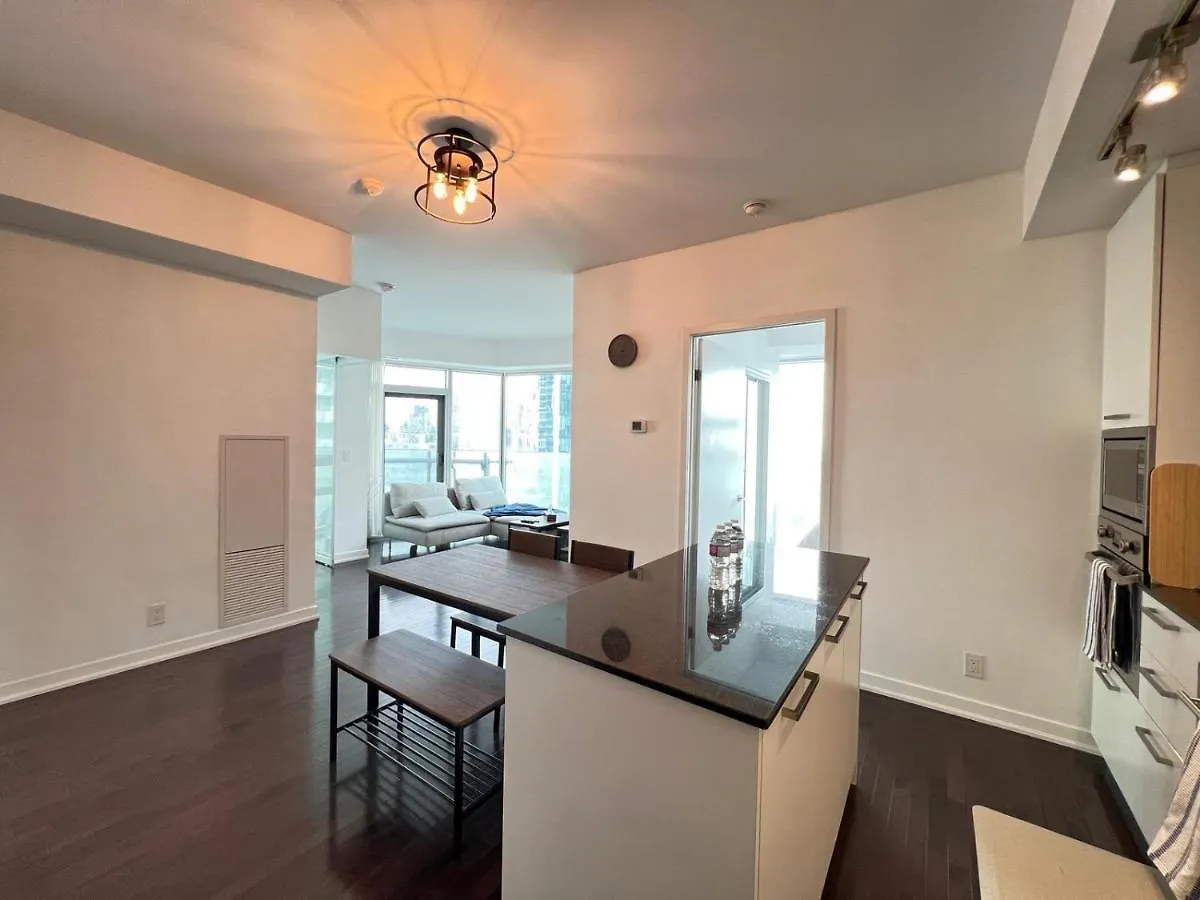 Apartment Modern, Spacious And Sleek Condo Toronto Canada